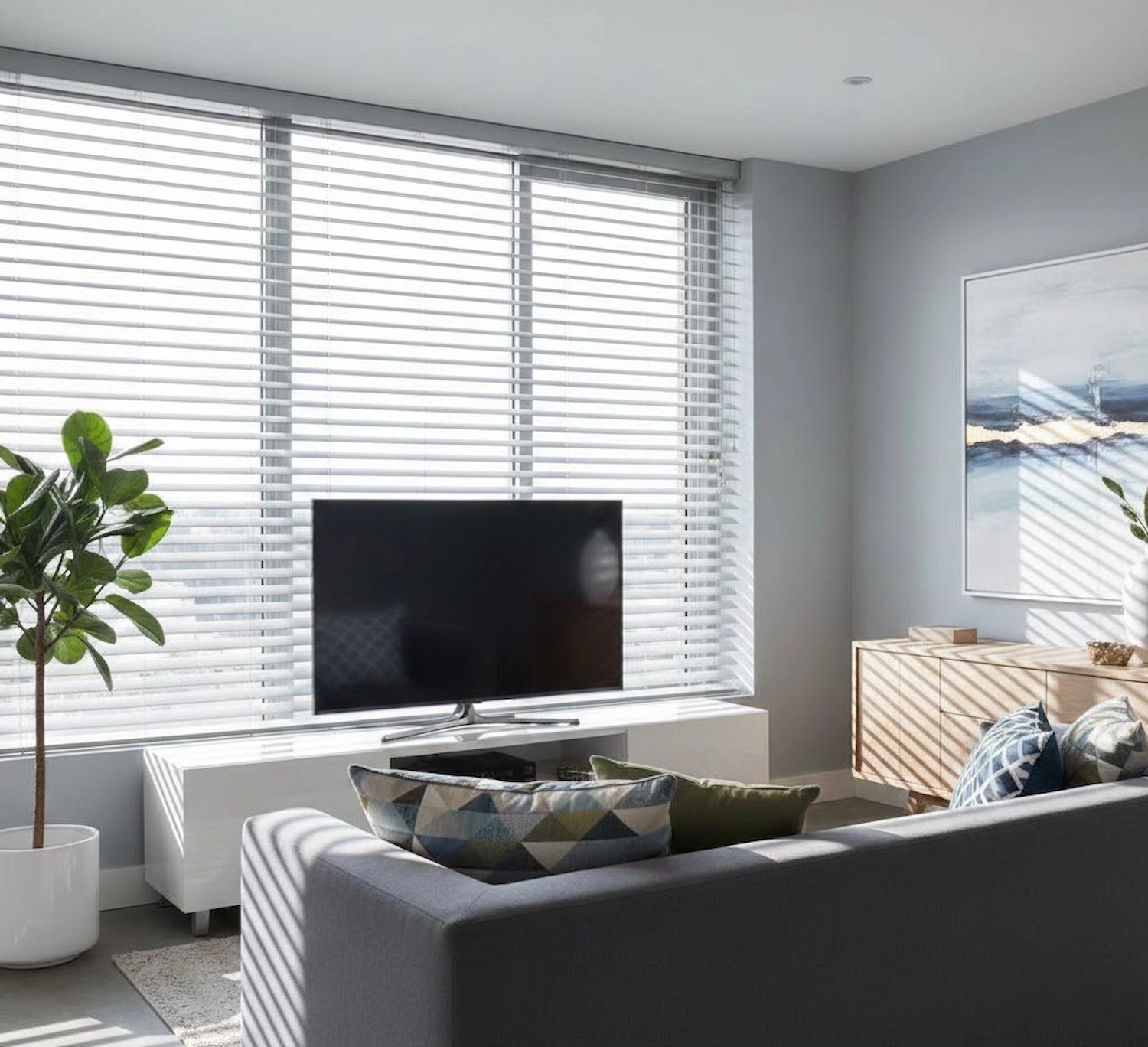 Aluminium horizontale jaloezieën in moderne woonkamer